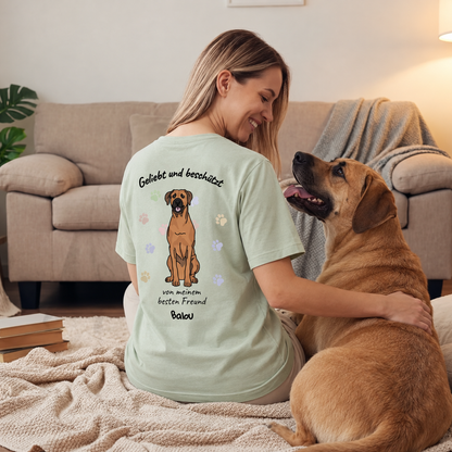 T-shirt verde menta personalizzata con motivo di cane e scritta sul retro.