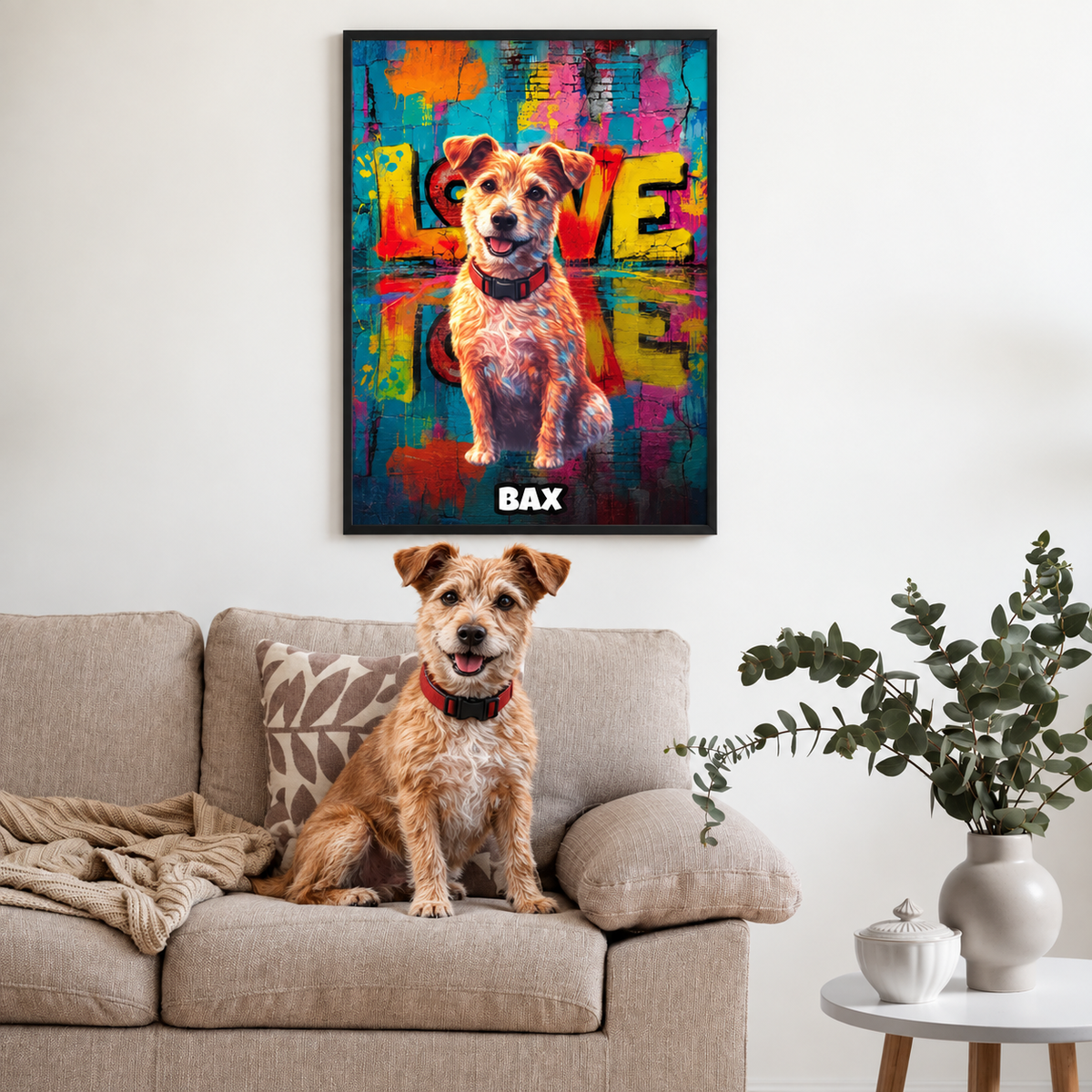 Poster street art personalizzati con motivo di cane, decorativi in colori intensi, incorniciati alla parete. Cane sul divano.
