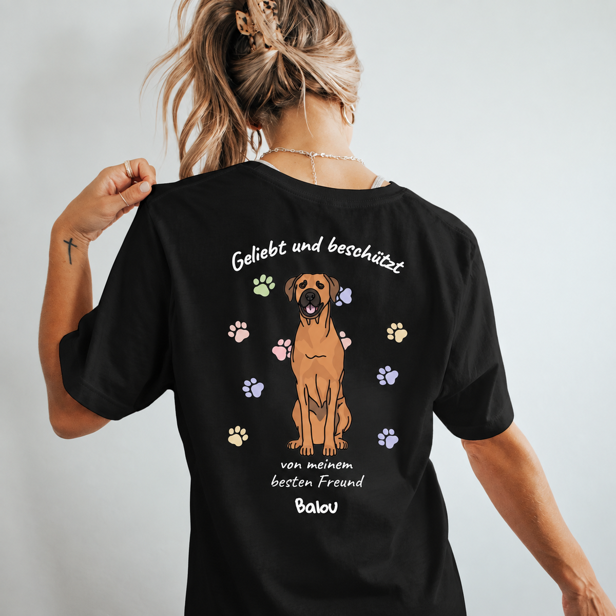 T-shirt nera con grafica di cane e la scritta "Geliebt und beschützt von meinem besten Freund Balou".