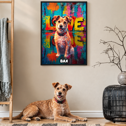 Poster street art personalizzati con foto di cane in colori vivaci, incorniciati e appesi. Cane sdraiato a terra.
