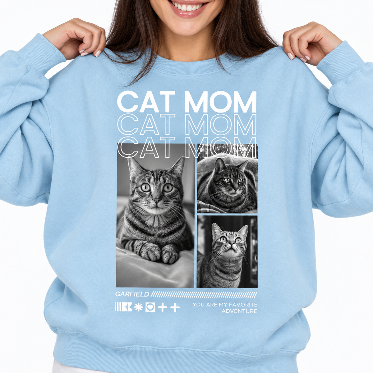 Felpa blu con la scritta "Cat Mom" e tre foto di gatti in bianco e nero.