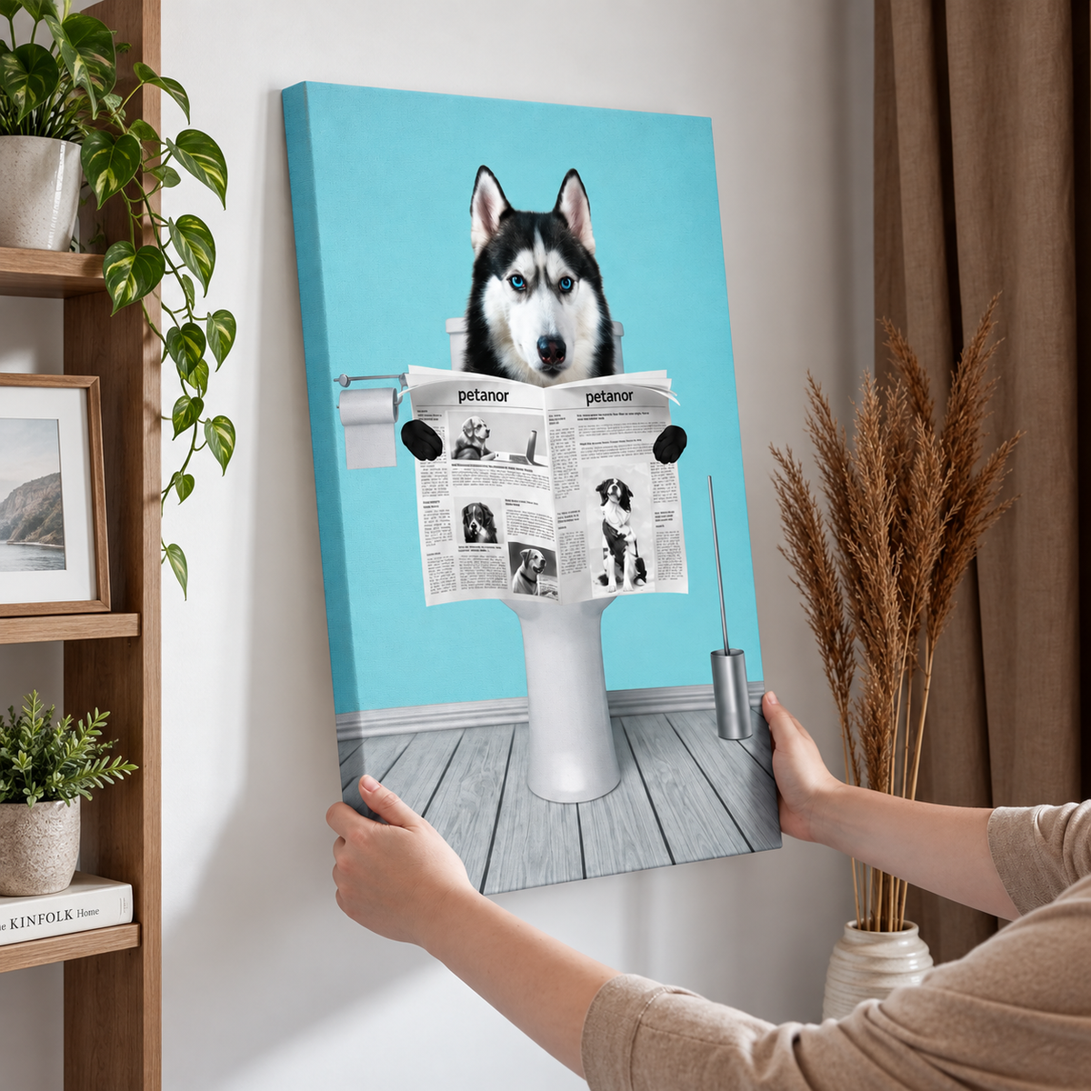 Tela di un cane seduto sul water che legge il giornale, sfondo blu.