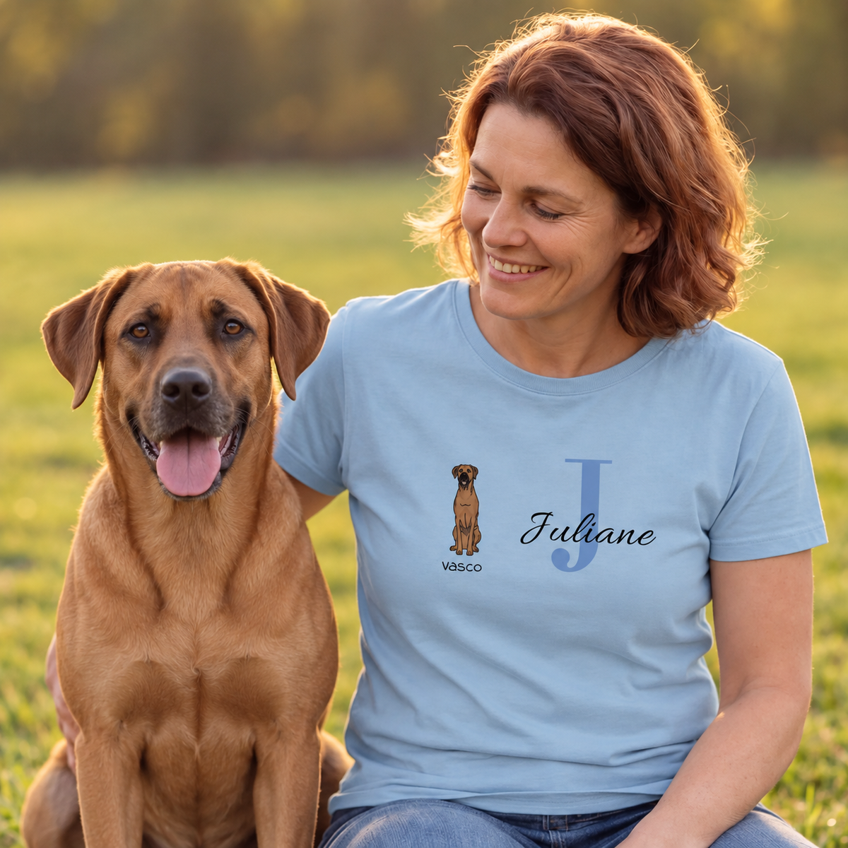 T-shirt azzurra da donna con stampa personalizzata, iniziale "J" e foto di cane.