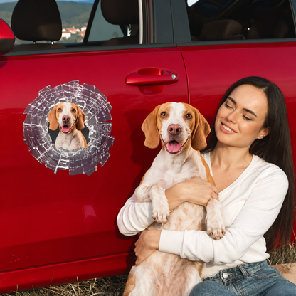 Adesivo per auto personalizzato con foto di cane e design a vetro rotto sulla portiera di un'auto rossa.