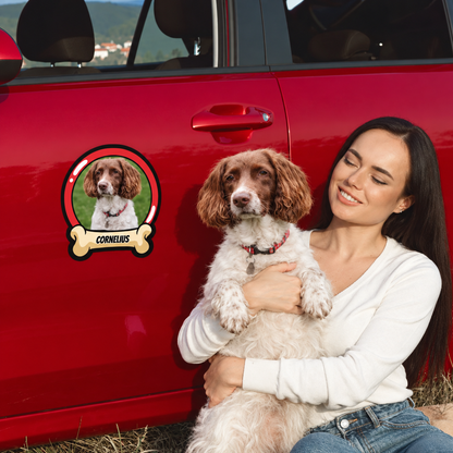 Adesivo per auto personalizzato con foto di cane e nome su un'auto rossa, donna con un cane in braccio.