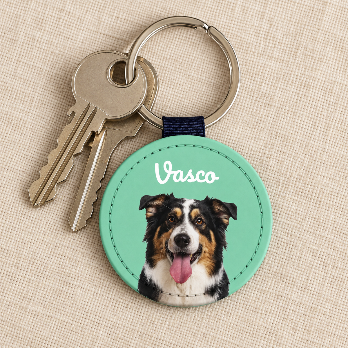 Portachiavi personalizzato con ritratto di cane e sfondo verde menta. Mazzo con due chiavi.