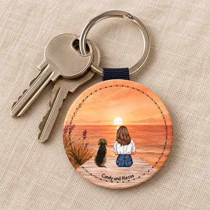 Portachiavi personalizzato con una persona e un cane al tramonto. Cerchio in legno inciso.