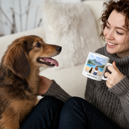 Persona con tazza personalizzata seduta a terra accanto a un cane, arredamento accogliente sullo sfondo.