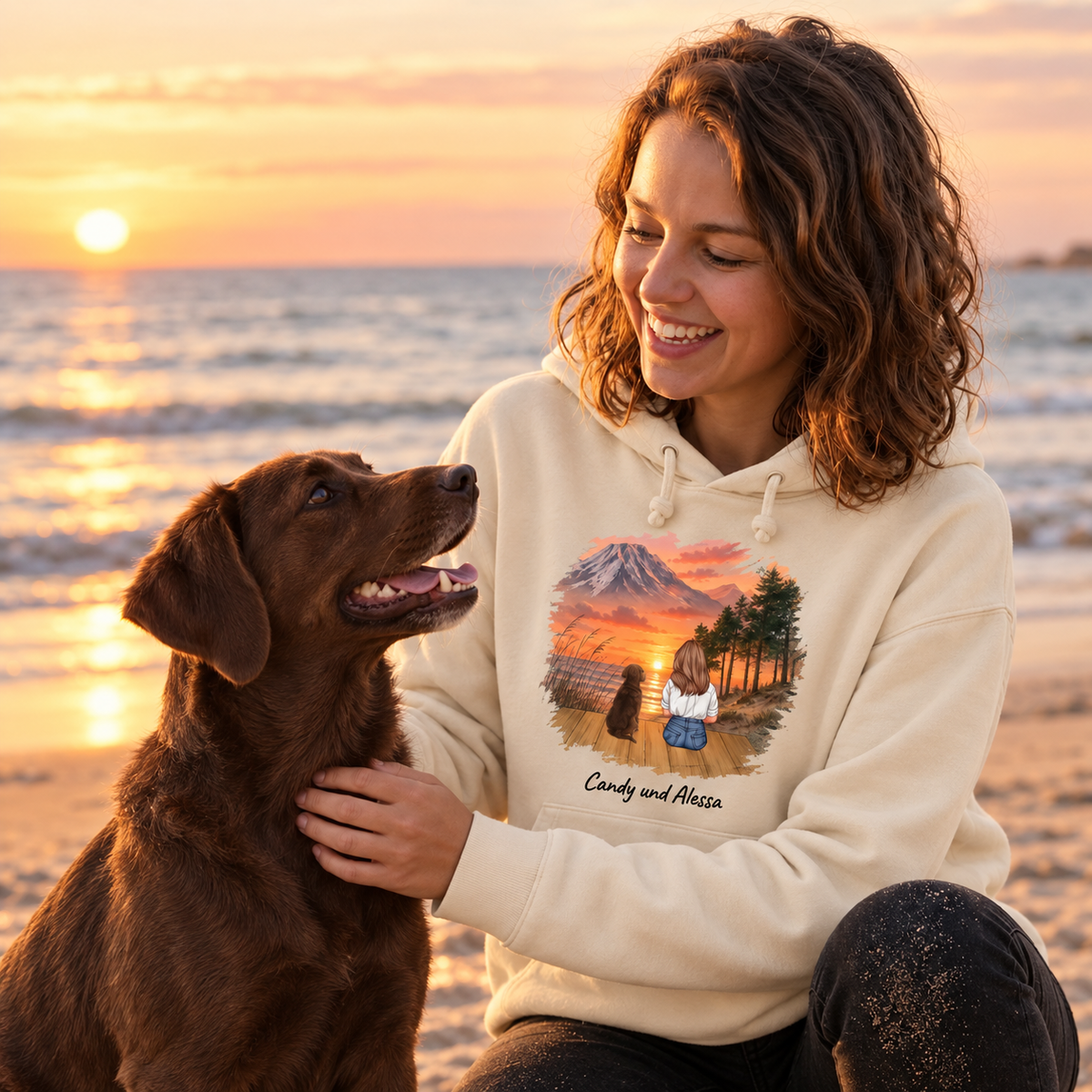 Felpa con cappuccio beige con motivo animale, con cane in spiaggia al tramonto.