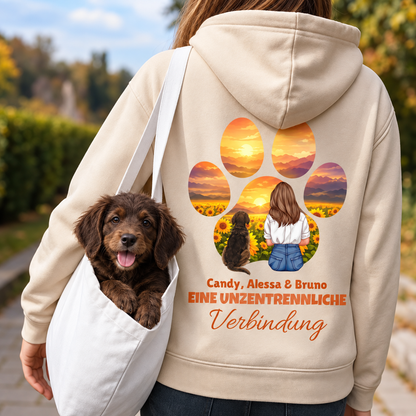Felpa con cappuccio beige con design a zampa, una donna con cani in un paesaggio di girasoli. Personalizzabile.