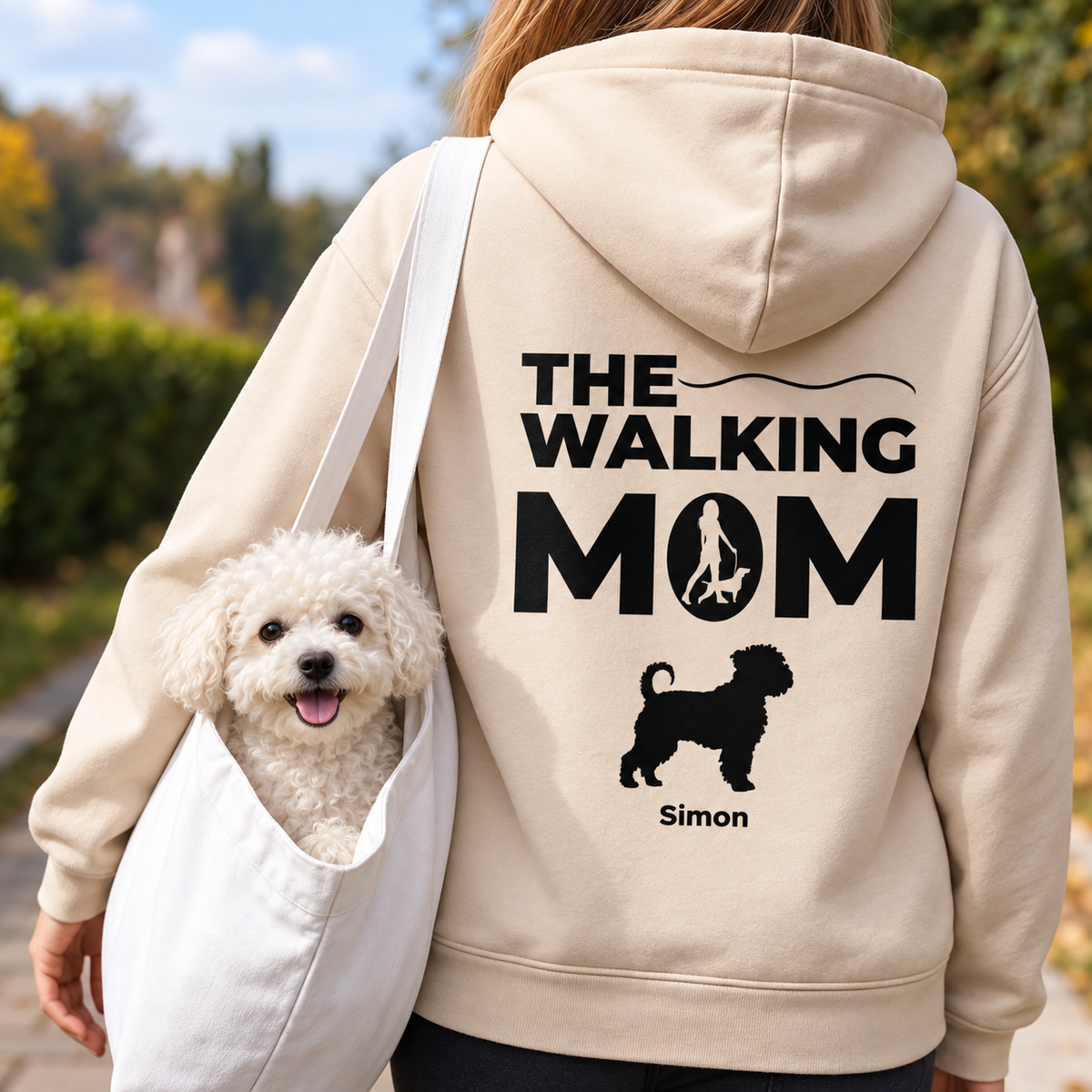 Felpa con cappuccio beige con la scritta "THE WALKING MOM" e motivo di cane, indossata da una persona con un cane.