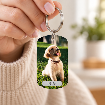 Portachiavi personalizzato con foto di un cane e il nome "Lucky". Anello in metallo e piastrina in plastica.