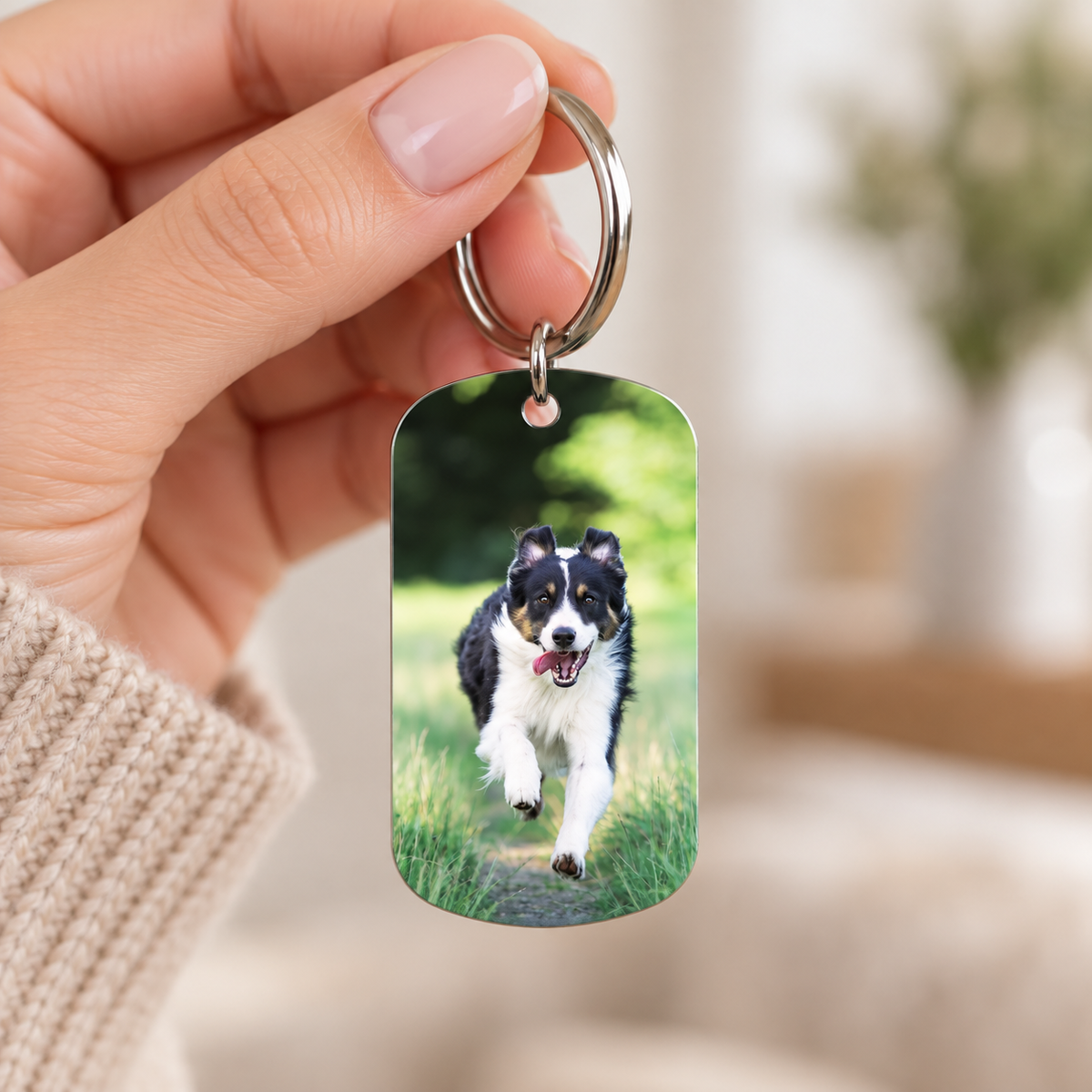 Portachiavi in metallo personalizzato con motivo di cane, tenuto in mano.