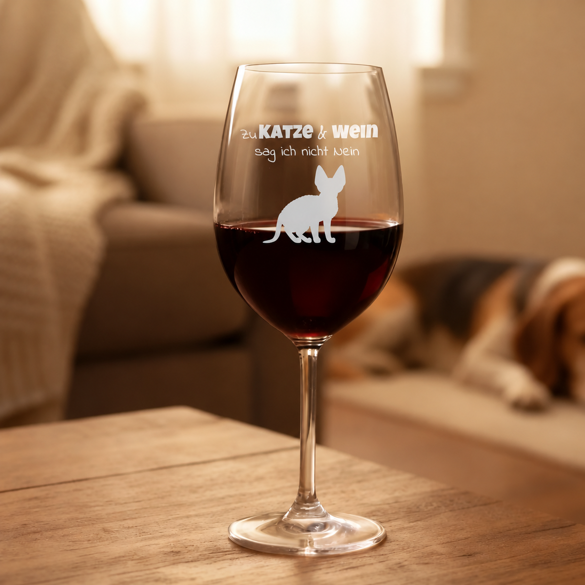 Bicchiere da vino personalizzato con gatto e scritta, riempito di vino rosso.