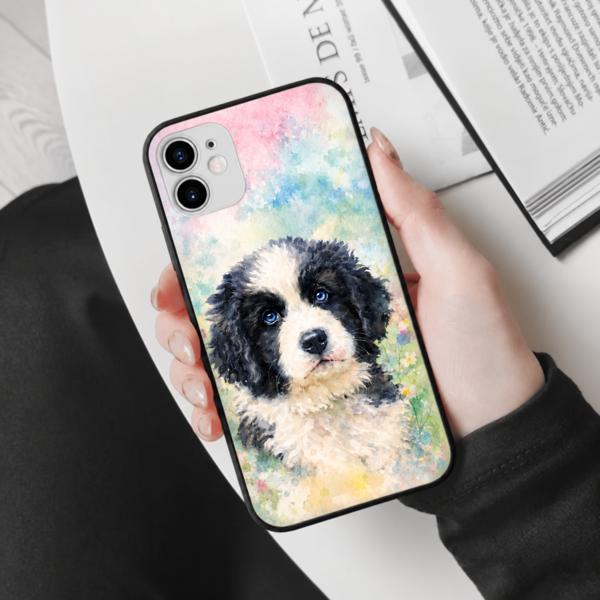 Cover con motivo di cane ad acquerello in colori vivaci, in materiale flessibile.