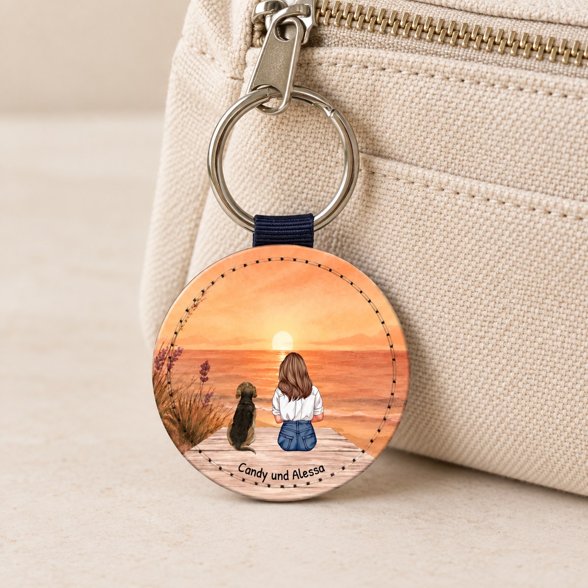 Portachiavi personalizzato con illustrazione di una donna e un cane al tramonto.