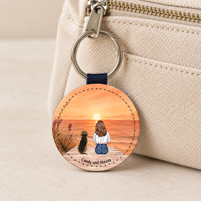Portachiavi personalizzato con illustrazione di una donna e un cane al tramonto.