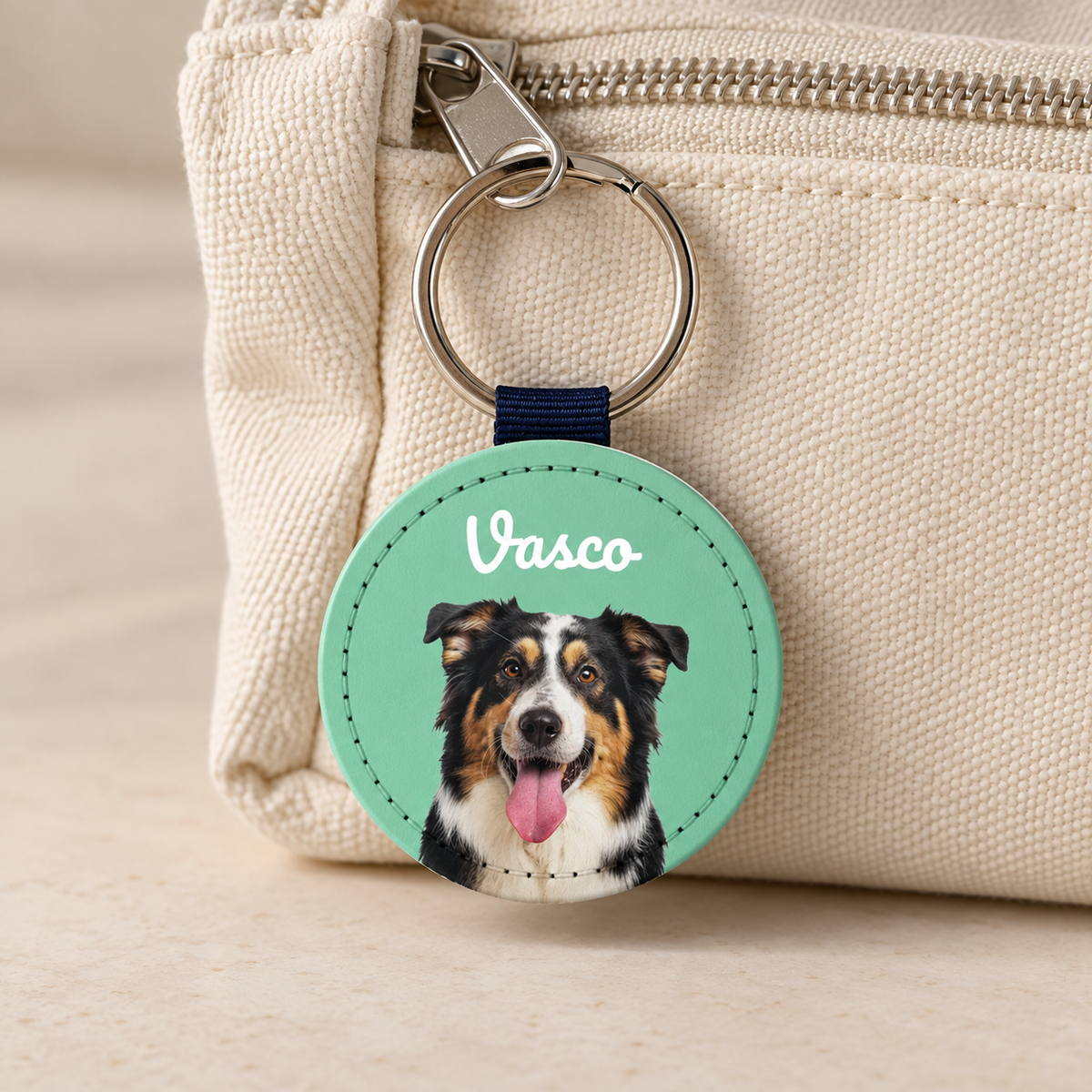 Portachiavi personalizzato con ritratto di un cane, colori verde e nero, nome aggiuntivo "Vasco".