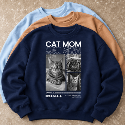 Felpa blu scuro con motivi di gatti e la scritta "CAT MOM" in maiuscolo.