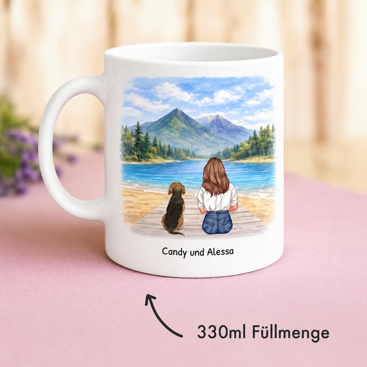 Tazza in ceramica personalizzata con illustrazione di una donna e il suo cane in riva all'acqua, capacità 330 ml.