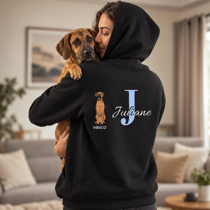Felpa con cappuccio nera con iniziale personalizzata e motivo di cane sul retro.