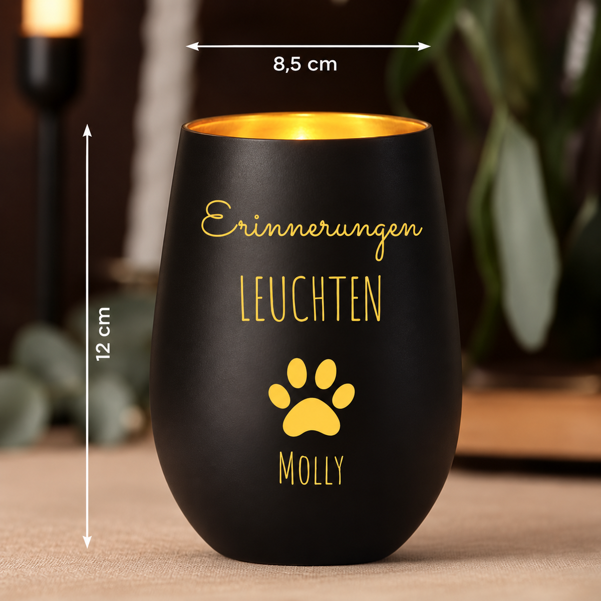 Lumino commemorativo nero con la scritta dorata "Erinnerungen leuchten" e il nome Molly. Dimensioni: 12 cm di altezza, 8,5 cm di larghezza.