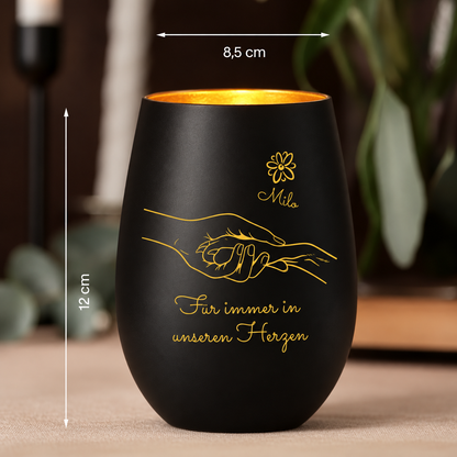 Lumino commemorativo nero personalizzato con scritta dorata e impronta di mano, altezza 12 cm, diametro 8,5 cm.