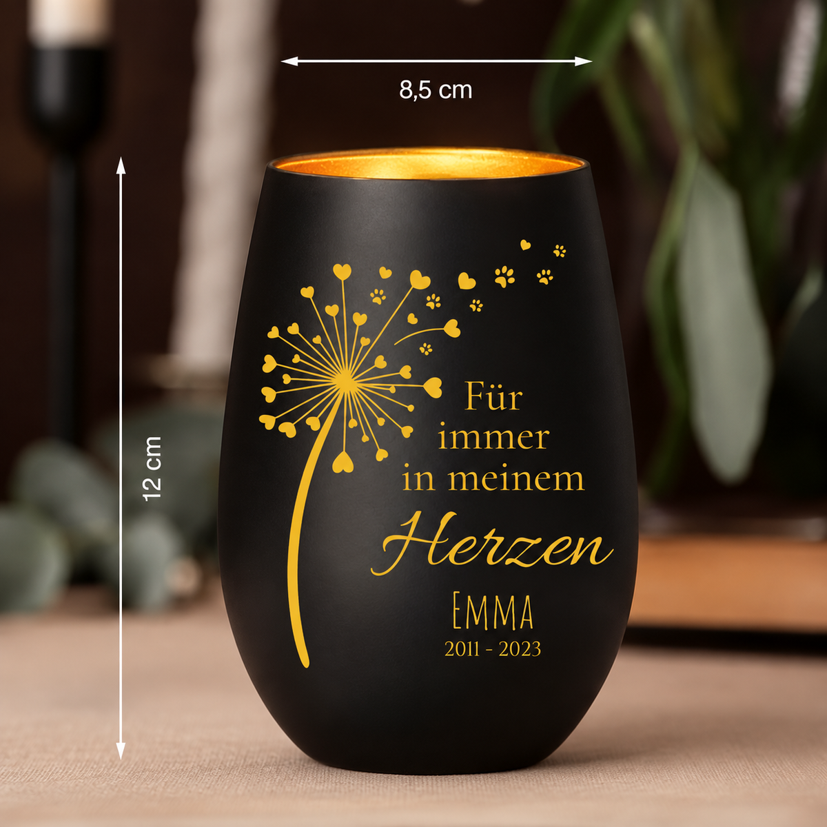 Lumino commemorativo nero opaco personalizzato con scritta dorata e cuori. Dimensioni: 12 cm di altezza, 8,5 cm di diametro.
