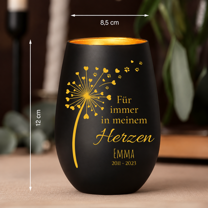 Lumino commemorativo nero opaco personalizzato con scritta dorata e cuori. Dimensioni: 12 cm di altezza, 8,5 cm di diametro.