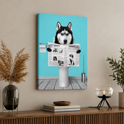 Tela con un cane seduto sul water che legge il giornale, sfondo blu.