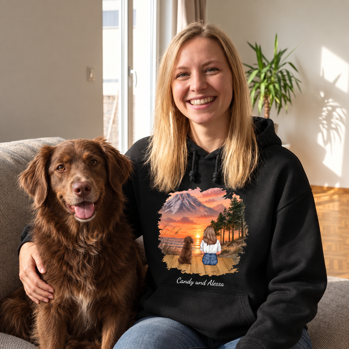 Felpa con cappuccio nera personalizzata con motivo di una donna e un cane davanti a un paesaggio montano.