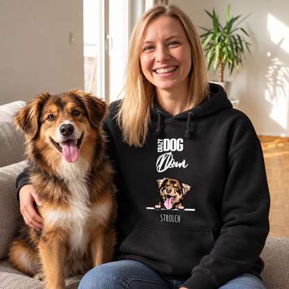 Felpa con cappuccio nera con la scritta "Crazy Dog Mom" e illustrazione di cane, indossata da una donna sorridente con un cane.