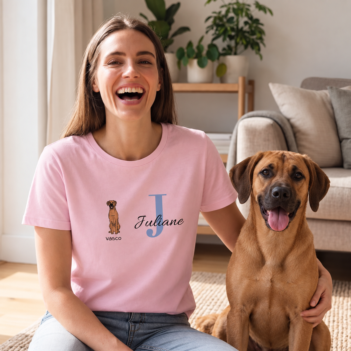 T-shirt rosa con iniziale personalizzata "J" e motivo di cane a sinistra.