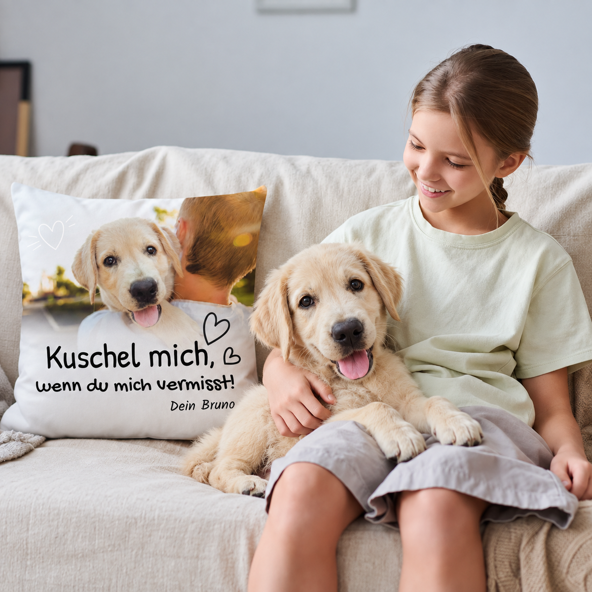 Cuscino personalizzato con stampa e foto di un cane, su un divano con una ragazza.