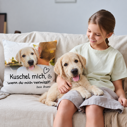 Cuscino personalizzato con stampa e foto di un cane, su un divano con una ragazza.