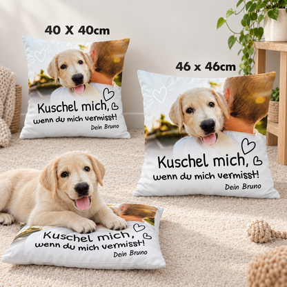 Cuscino con la scritta "Kuschel mich, wenn du mich vermisst!" in due misure, 40 x 40 cm e 46 x 46 cm.