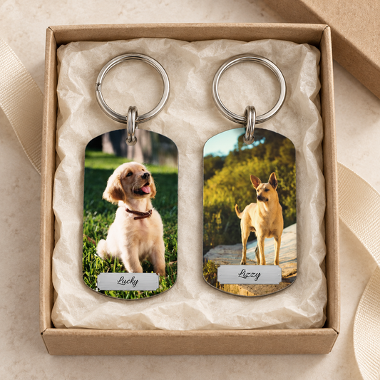 Portachiavi personalizzato con due foto di cani in confezione regalo.