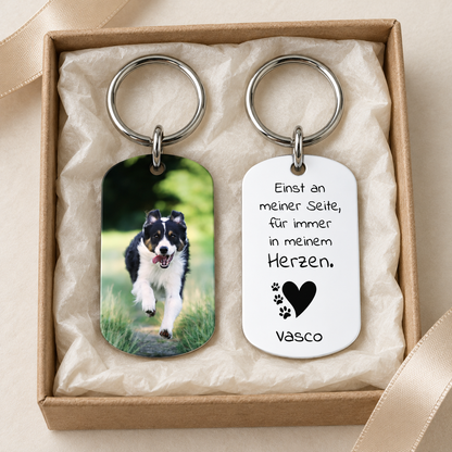 Portachiavi personalizzato con motivo di cane e testo inciso, in una scatola regalo.