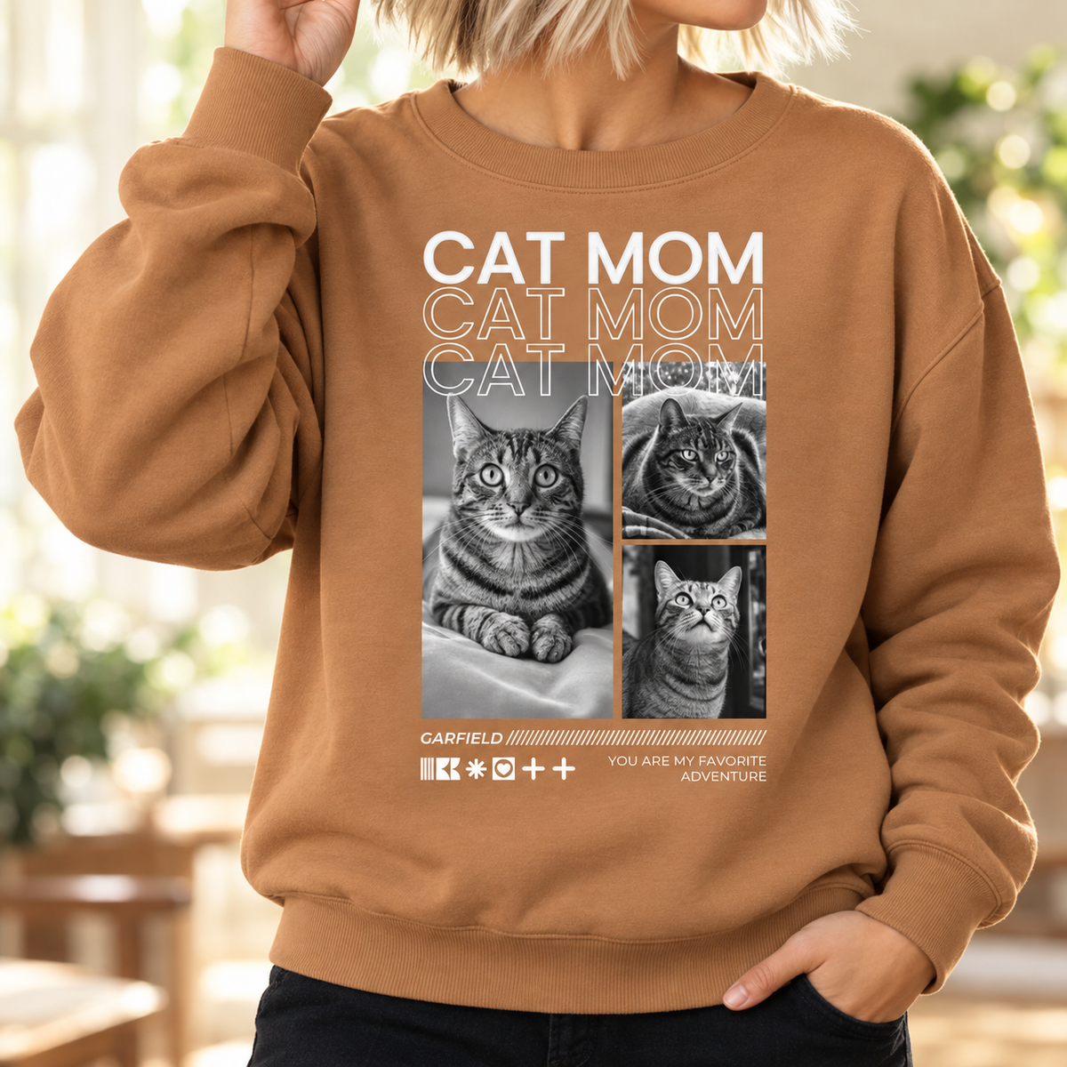 Felpa marrone con la scritta "Cat Mom" e foto di gatti.