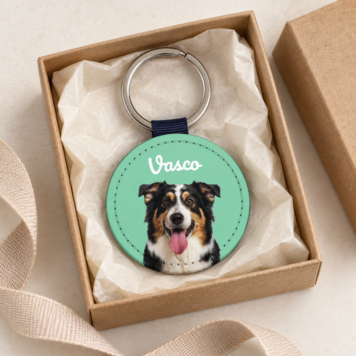 Portachiavi personalizzato con ritratto di cane su sfondo verde, in una scatola regalo.