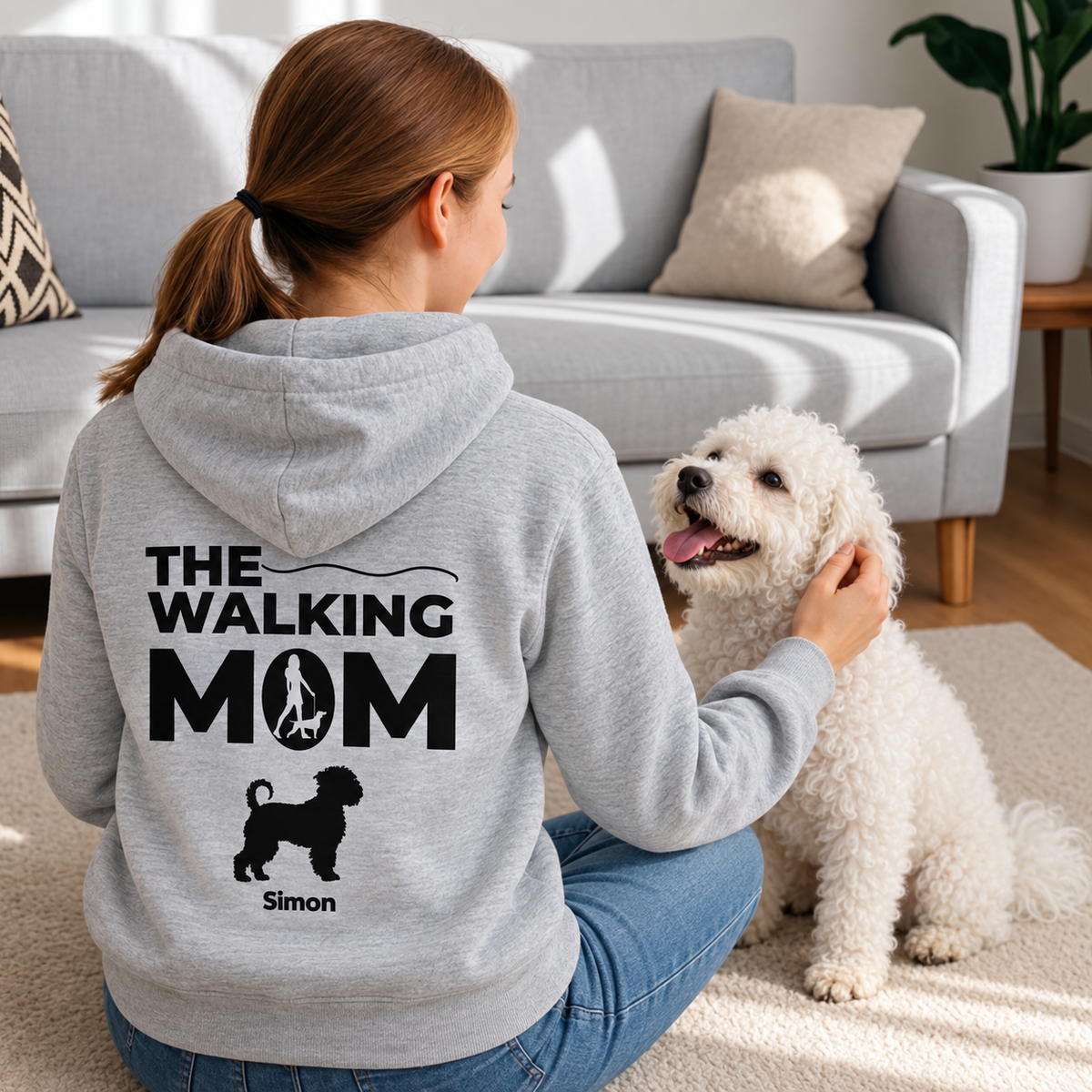 Felpa con cappuccio grigia con stampa sul retro "THE WALKING MOM", personalizzata con foto di cane e nome.