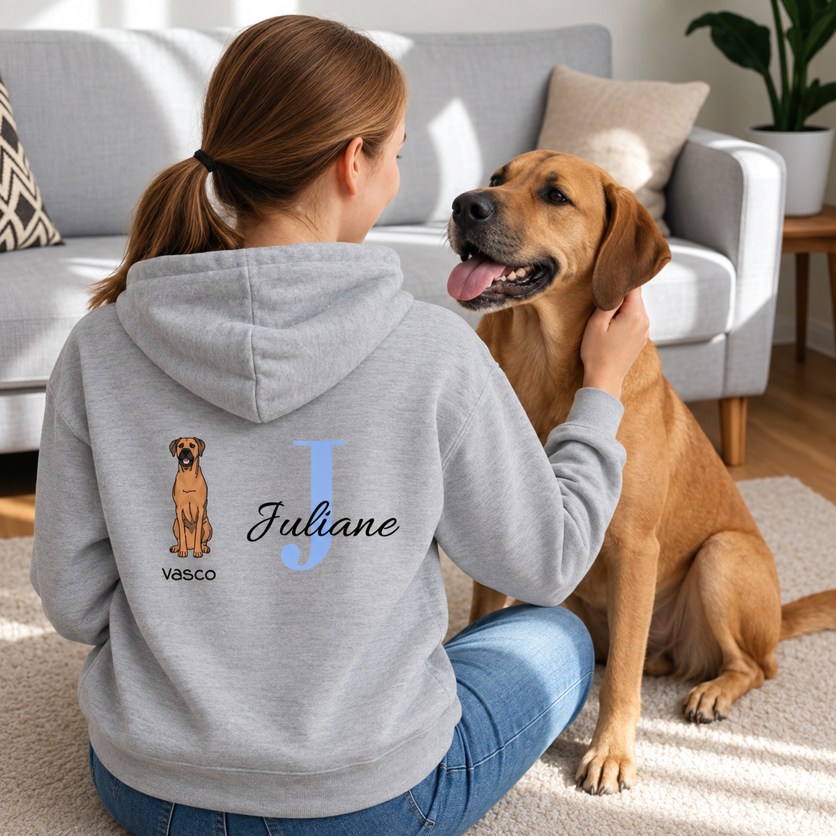 Felpa con cappuccio grigia con retro personalizzato: cane e il nome "Juliane" in lettere blu.