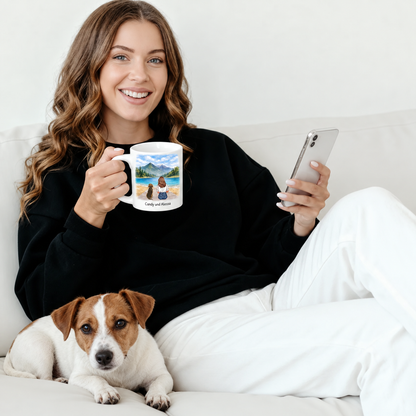 Persona che tiene una tazza personalizzata con paesaggio, un cane sdraiato accanto sul divano.