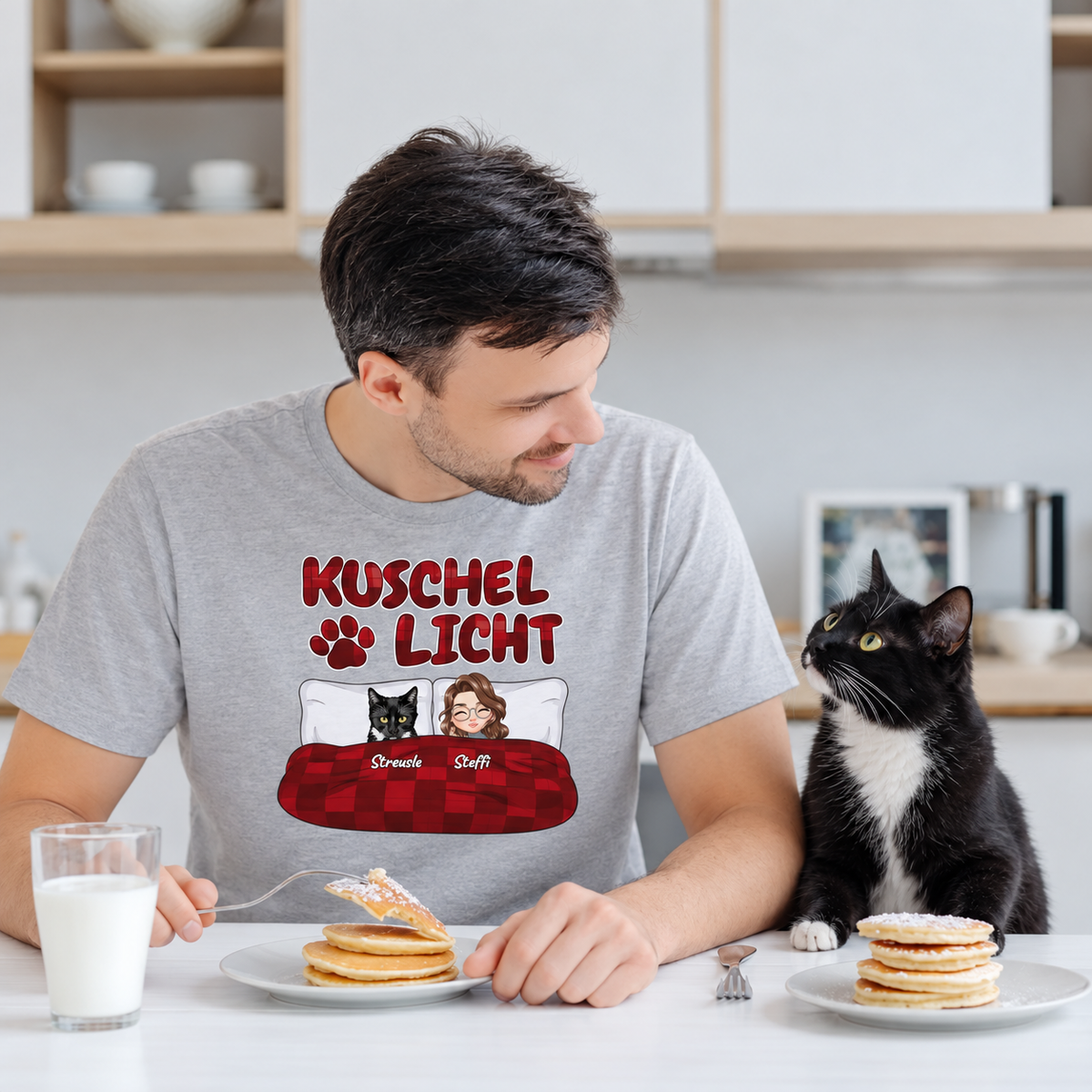 T-shirt grigia personalizzata con la scritta "Kuschel Licht" e un cartoon di un gatto e una persona.