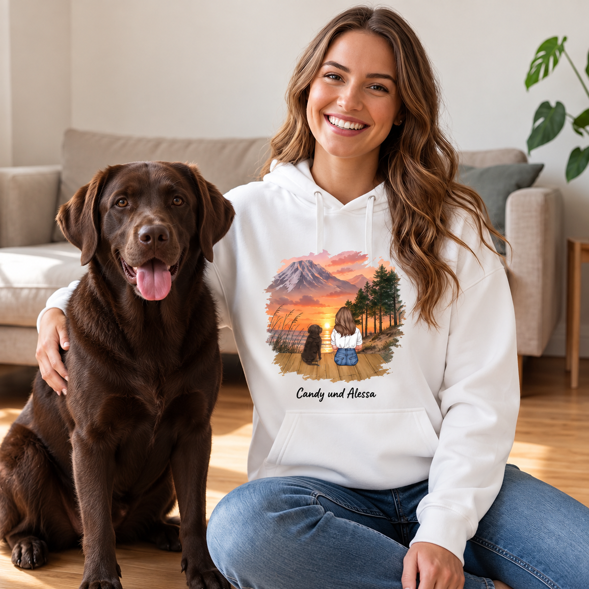 Felpa con cappuccio bianca con stampa personalizzata, con una ragazza e un cane in riva all'acqua.