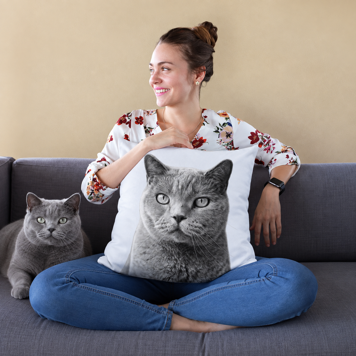 Cuscino con ritratto di gatto in bianco e nero, persona seduta su un divano che tiene il cuscino.