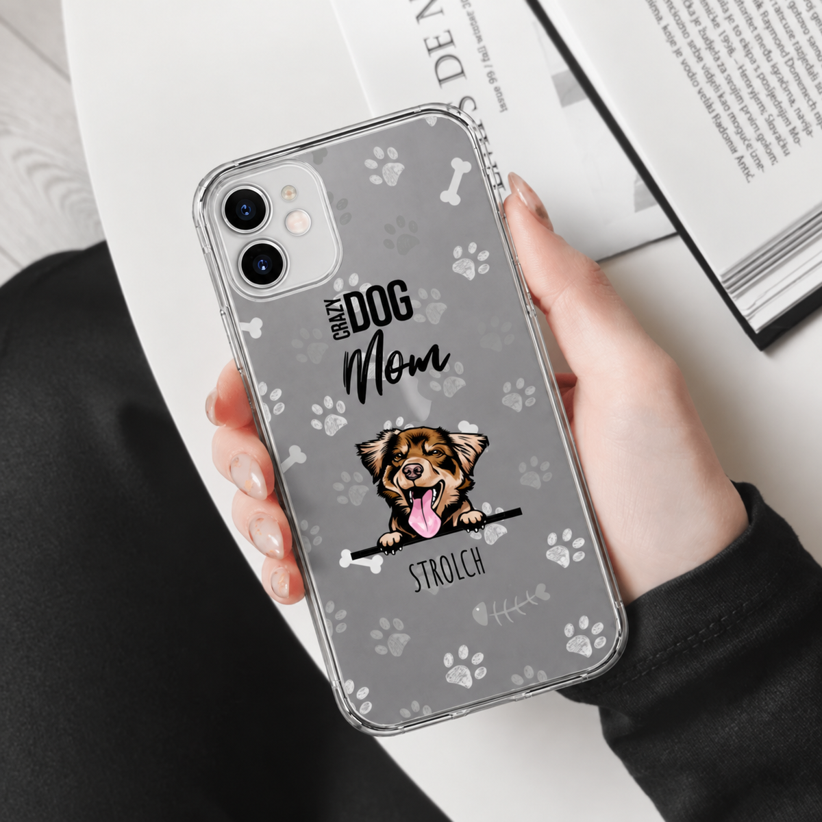 Cover per cellulare personalizzata con motivo di cane, sfondo grigio e zampe. Cover protettiva flessibile per smartphone.