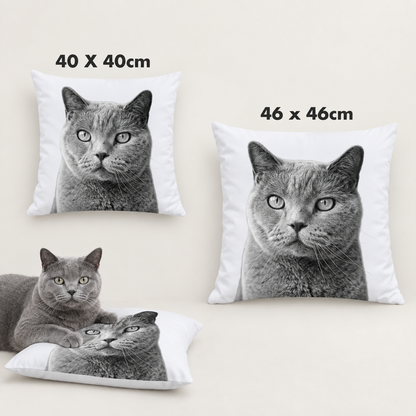 Due cuscini personalizzati con ritratto di animale in scala di grigi, misure 40x40 cm e 46x46 cm.