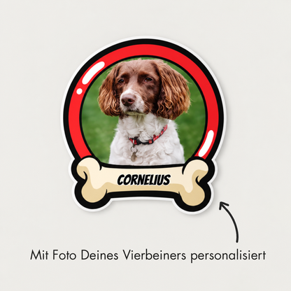 Adesivo per auto personalizzato con foto di cane e nome, in rosso e bianco.