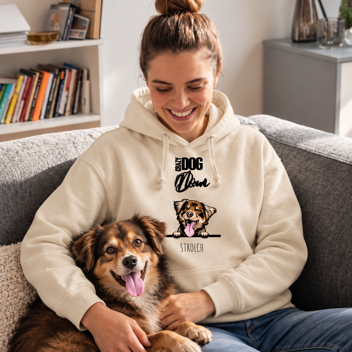 Felpa con cappuccio beige con ricamo "Crazy Dog Dad" e cane, persona seduta su un divano con il suo cane.